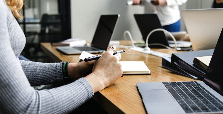 Permanence téléphonique externalisée : quels avantages pour une PME ?